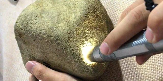 翡翠原石有几种一万元翡翠原石-第3张图片-翡翠网 翡翠原石有几种一万元翡翠原石-第3张图片-翡翠网