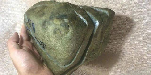 翡翠原石有几种一万元翡翠原石-第4张图片-翡翠网 翡翠原石有几种一万元翡翠原石-第4张图片-翡翠网