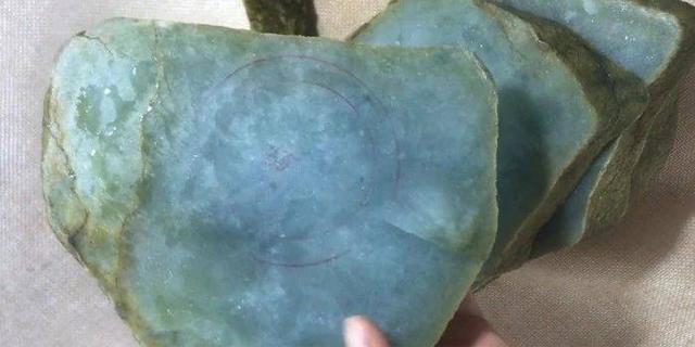 翡翠原石有几种一万元翡翠原石-第5张图片-翡翠网 翡翠原石有几种一万元翡翠原石-第5张图片-翡翠网