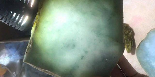翡翠原石有几种一万元翡翠原石-第6张图片-翡翠网 翡翠原石有几种一万元翡翠原石-第6张图片-翡翠网
