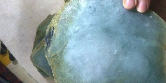翡翠原石有几种一万元翡翠原石-第7张图片-翡翠网 翡翠原石有几种一万元翡翠原石-第7张图片-翡翠网