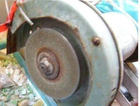 原石怎么手工去皮打磨翡翠原石怎么去皮砂纸-第9张图片-翡翠网 原石怎么手工去皮打磨翡翠原石怎么去皮砂纸-第9张图片-翡翠网