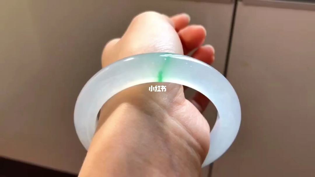 区分翡翠手镯的视频,翡翠手镯怎么样才能偷-第2张图片-翡翠网 区分翡翠手镯的视频,翡翠手镯怎么样才能偷-第2张图片-翡翠网