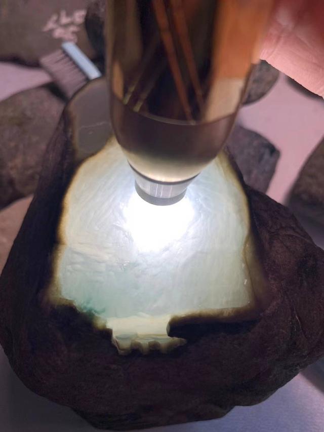 冰种飘蓝花翡翠值钱吗,冰种飘蓝花翡翠原石图-第2张图片-翡翠网 冰种飘蓝花翡翠值钱吗,冰种飘蓝花翡翠原石图-第2张图片-翡翠网