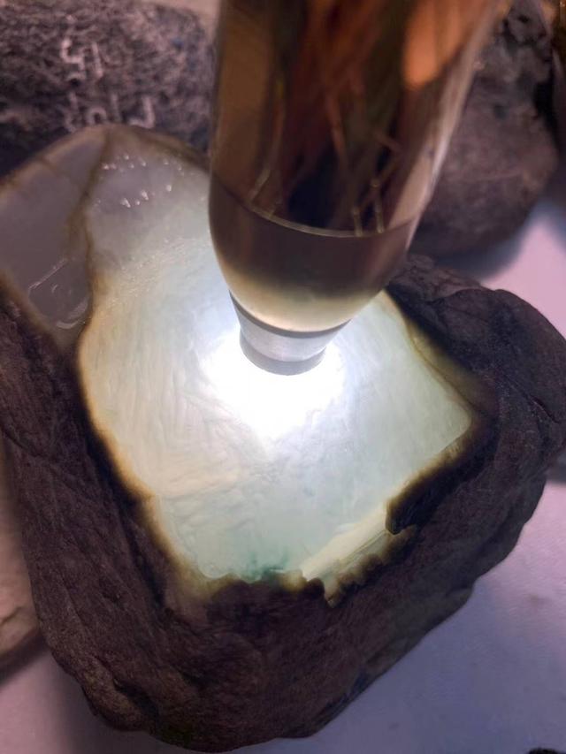 冰种飘蓝花翡翠值钱吗,冰种飘蓝花翡翠原石图-第3张图片-翡翠网 冰种飘蓝花翡翠值钱吗,冰种飘蓝花翡翠原石图-第3张图片-翡翠网