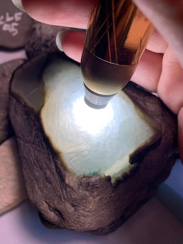 冰种飘蓝花翡翠值钱吗,冰种飘蓝花翡翠原石图-第4张图片-翡翠网 冰种飘蓝花翡翠值钱吗,冰种飘蓝花翡翠原石图-第4张图片-翡翠网