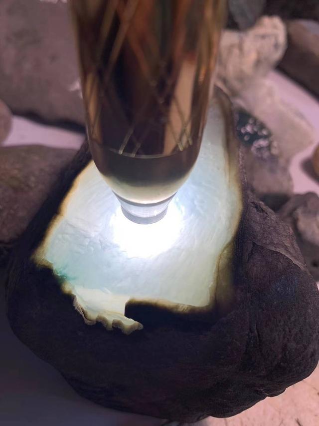 冰种飘蓝花翡翠值钱吗,冰种飘蓝花翡翠原石图-第6张图片-翡翠网 冰种飘蓝花翡翠值钱吗,冰种飘蓝花翡翠原石图-第6张图片-翡翠网