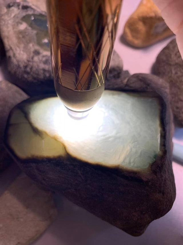 冰种飘蓝花翡翠值钱吗,冰种飘蓝花翡翠原石图-第7张图片-翡翠网 冰种飘蓝花翡翠值钱吗,冰种飘蓝花翡翠原石图-第7张图片-翡翠网