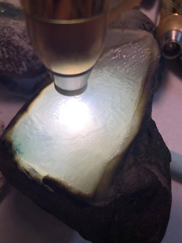 冰种飘蓝花翡翠值钱吗,冰种飘蓝花翡翠原石图-第8张图片-翡翠网 冰种飘蓝花翡翠值钱吗,冰种飘蓝花翡翠原石图-第8张图片-翡翠网