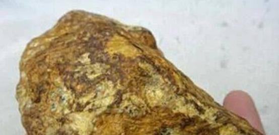 翡翠原石的皮壳特征翡翠赌石皮壳知识-第8张图片-翡翠网 翡翠原石的皮壳特征翡翠赌石皮壳知识-第8张图片-翡翠网