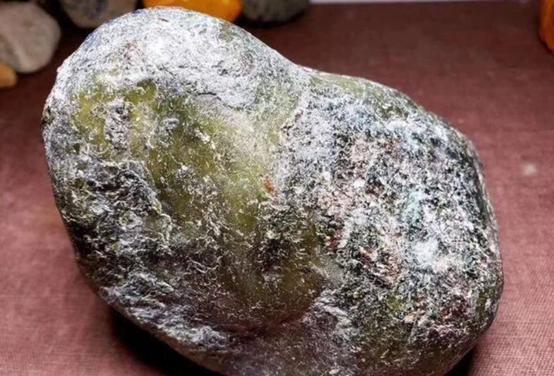 翡翠原石的皮壳特征翡翠赌石皮壳知识-第12张图片-翡翠网 翡翠原石的皮壳特征翡翠赌石皮壳知识-第12张图片-翡翠网