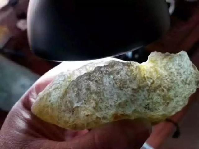 翡翠原石皮色翡翠原石小色花-第3张图片-翡翠网 翡翠原石皮色翡翠原石小色花-第3张图片-翡翠网