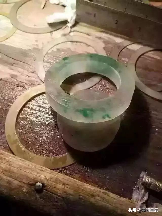 裂多翡翠原石视频,翡翠为什么要选择原石-第19张图片-翡翠网 裂多翡翠原石视频,翡翠为什么要选择原石-第19张图片-翡翠网