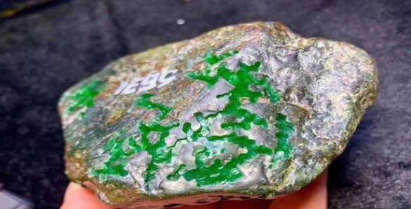 玻璃种翡翠皮壳知识,玉石翡翠知识-第1张图片-翡翠网 玻璃种翡翠皮壳知识,玉石翡翠知识-第1张图片-翡翠网