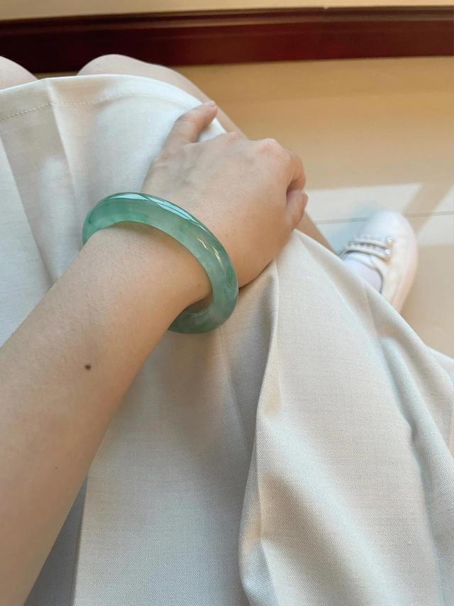 灰绿色翡翠2万图片翡翠手镯有点灰蓝是什么色-第1张图片-翡翠网