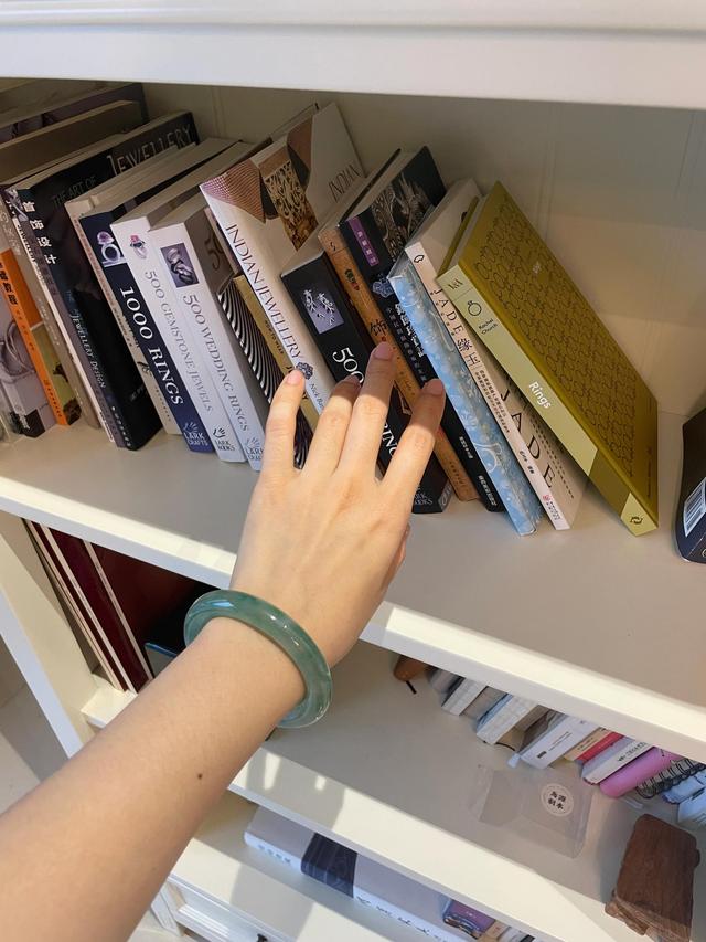 灰绿色翡翠2万图片翡翠手镯有点灰蓝是什么色-第2张图片-翡翠网