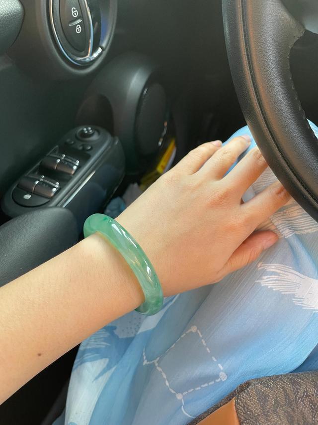 灰绿色翡翠2万图片翡翠手镯有点灰蓝是什么色-第3张图片-翡翠网