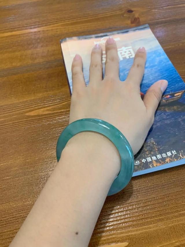 灰绿色翡翠2万图片翡翠手镯有点灰蓝是什么色-第4张图片-翡翠网