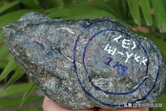 会卡黑蜡皮翡翠原石讲解的简单介绍-第1张图片-翡翠网 会卡黑蜡皮翡翠原石讲解的简单介绍-第1张图片-翡翠网