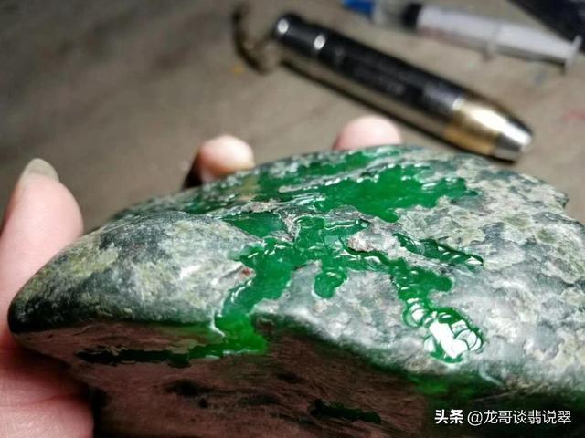 会卡黑蜡皮翡翠原石讲解的简单介绍-第3张图片-翡翠网 会卡黑蜡皮翡翠原石讲解的简单介绍-第3张图片-翡翠网