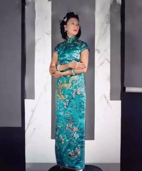 冰糯种翡翠手镯图片,世界上最贵翡翠手镯-第3张图片-翡翠网 冰糯种翡翠手镯图片,世界上最贵翡翠手镯-第3张图片-翡翠网