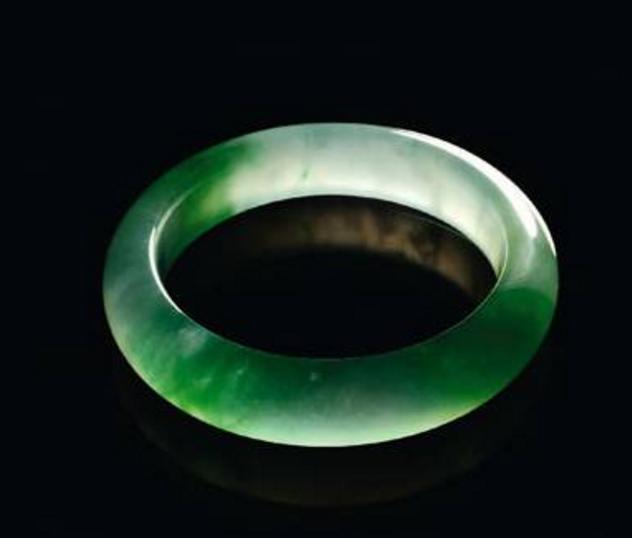 冰糯种翡翠手镯图片,世界上最贵翡翠手镯-第4张图片-翡翠网 冰糯种翡翠手镯图片,世界上最贵翡翠手镯-第4张图片-翡翠网