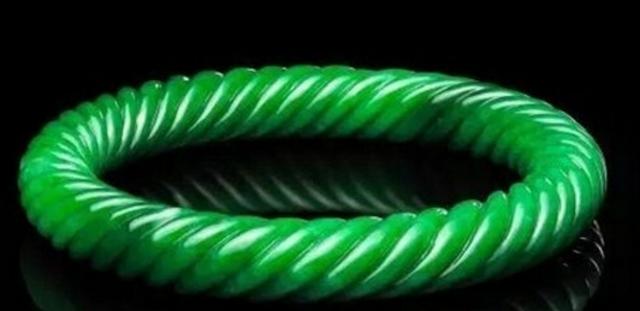 冰糯种翡翠手镯图片,世界上最贵翡翠手镯-第5张图片-翡翠网 冰糯种翡翠手镯图片,世界上最贵翡翠手镯-第5张图片-翡翠网