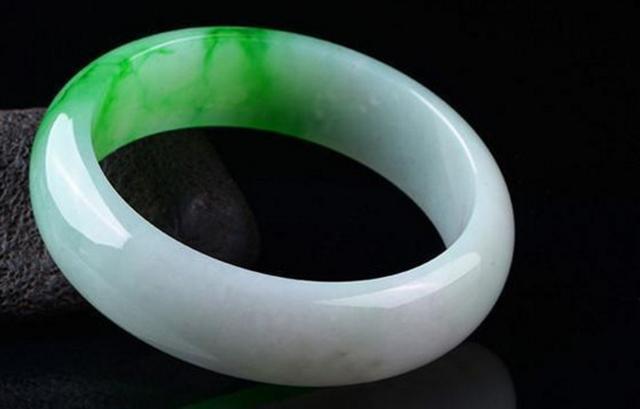 冰糯种翡翠手镯图片,世界上最贵翡翠手镯-第9张图片-翡翠网 冰糯种翡翠手镯图片,世界上最贵翡翠手镯-第9张图片-翡翠网