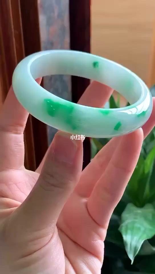 买个翡翠手镯哪里买比较靠谱的简单介绍-第1张图片-翡翠网 买个翡翠手镯哪里买比较靠谱的简单介绍-第1张图片-翡翠网
