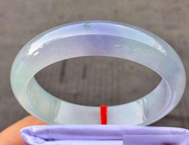 买个翡翠手镯哪里买比较靠谱的简单介绍-第2张图片-翡翠网 买个翡翠手镯哪里买比较靠谱的简单介绍-第2张图片-翡翠网