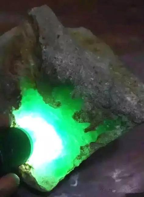 苏州翡翠原石图片苏州翡翠市场在哪里-第2张图片-翡翠网 苏州翡翠原石图片苏州翡翠市场在哪里-第2张图片-翡翠网