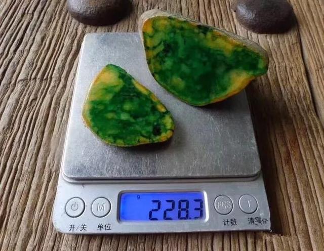 翡翠原石给价不要,翡翠原石现在什么价-第4张图片-翡翠网 翡翠原石给价不要,翡翠原石现在什么价-第4张图片-翡翠网