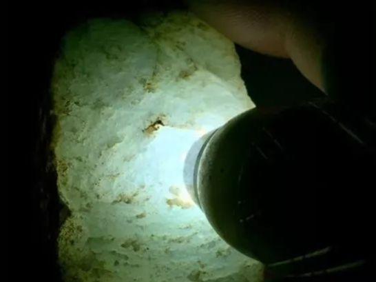 大象皮翡翠原石断口,翡翠原石断口裂多-第3张图片-翡翠网 大象皮翡翠原石断口,翡翠原石断口裂多-第3张图片-翡翠网