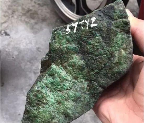 大象皮翡翠原石断口,翡翠原石断口裂多-第4张图片-翡翠网 大象皮翡翠原石断口,翡翠原石断口裂多-第4张图片-翡翠网