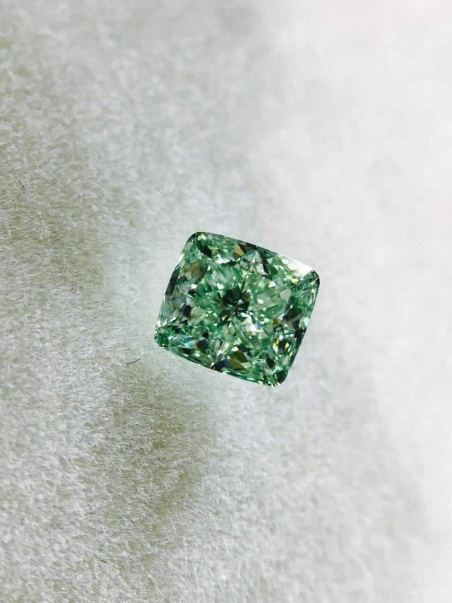 真假玛瑙灯光下图片翡翠手镯用紫光灯照后显绿光-第5张图片-翡翠网 真假玛瑙灯光下图片翡翠手镯用紫光灯照后显绿光-第5张图片-翡翠网