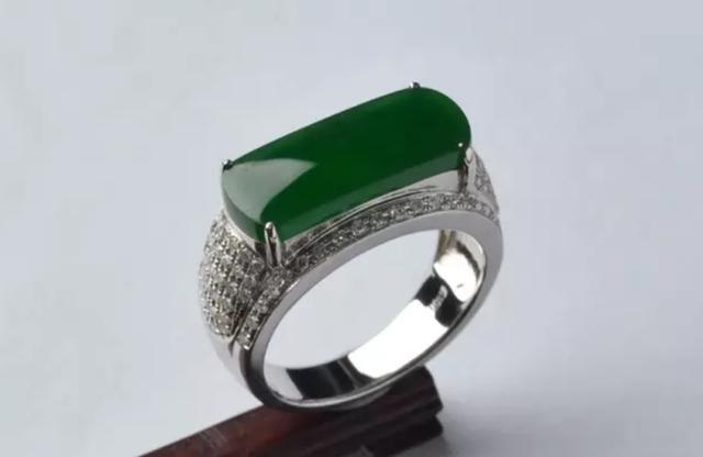 翡翠的帝王绿是原石极品帝王绿翡翠原石图片-第8张图片-翡翠网 翡翠的帝王绿是原石极品帝王绿翡翠原石图片-第8张图片-翡翠网