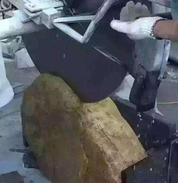 翡翠原石线切是什么意思,翡翠原石切石-第3张图片-翡翠网 翡翠原石线切是什么意思,翡翠原石切石-第3张图片-翡翠网