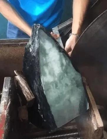 翡翠原石线切是什么意思,翡翠原石切石-第9张图片-翡翠网 翡翠原石线切是什么意思,翡翠原石切石-第9张图片-翡翠网