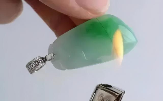 翡翠手镯太阳晒了很烫太阳手镯和大地手镯-第2张图片-翡翠网 翡翠手镯太阳晒了很烫太阳手镯和大地手镯-第2张图片-翡翠网