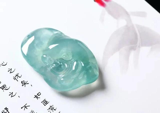 翡翠手镯太阳晒了很烫太阳手镯和大地手镯-第3张图片-翡翠网 翡翠手镯太阳晒了很烫太阳手镯和大地手镯-第3张图片-翡翠网