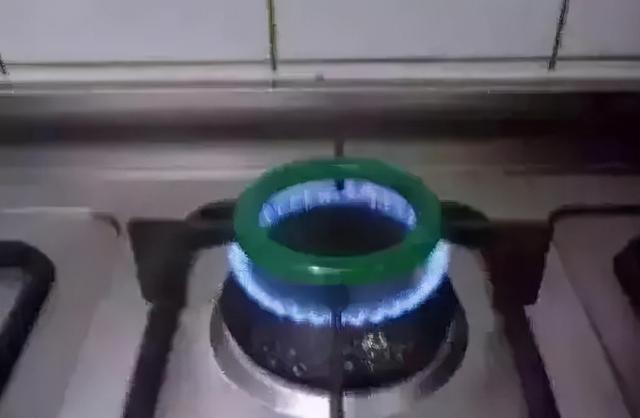 翡翠手镯太阳晒了很烫太阳手镯和大地手镯-第5张图片-翡翠网 翡翠手镯太阳晒了很烫太阳手镯和大地手镯-第5张图片-翡翠网