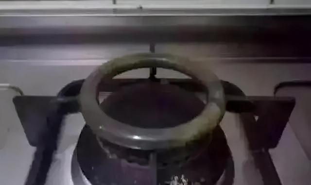 翡翠手镯太阳晒了很烫太阳手镯和大地手镯-第6张图片-翡翠网 翡翠手镯太阳晒了很烫太阳手镯和大地手镯-第6张图片-翡翠网