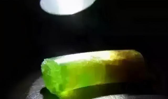 翡翠手镯太阳晒了很烫太阳手镯和大地手镯-第8张图片-翡翠网 翡翠手镯太阳晒了很烫太阳手镯和大地手镯-第8张图片-翡翠网