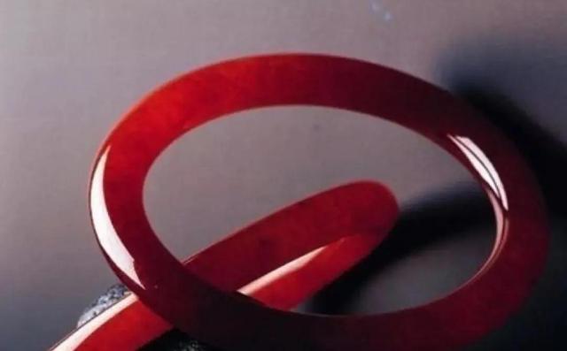 翡翠手镯太阳晒了很烫太阳手镯和大地手镯-第9张图片-翡翠网 翡翠手镯太阳晒了很烫太阳手镯和大地手镯-第9张图片-翡翠网