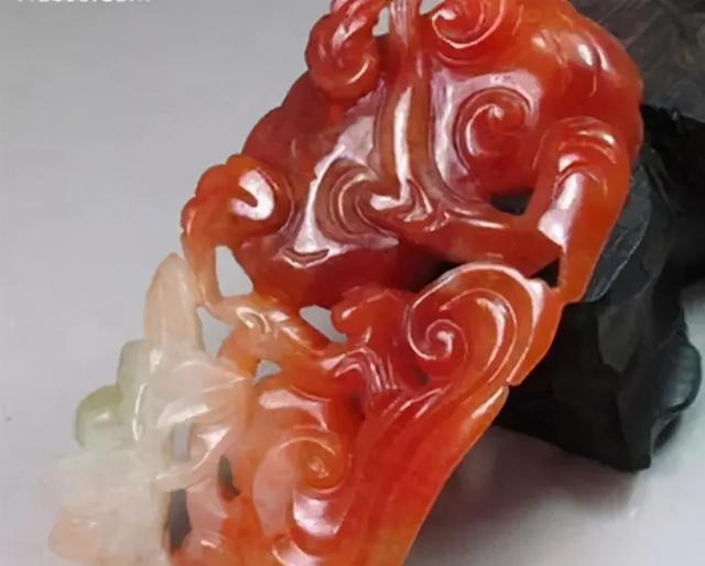 翡翠手镯太阳晒了很烫太阳手镯和大地手镯-第10张图片-翡翠网 翡翠手镯太阳晒了很烫太阳手镯和大地手镯-第10张图片-翡翠网