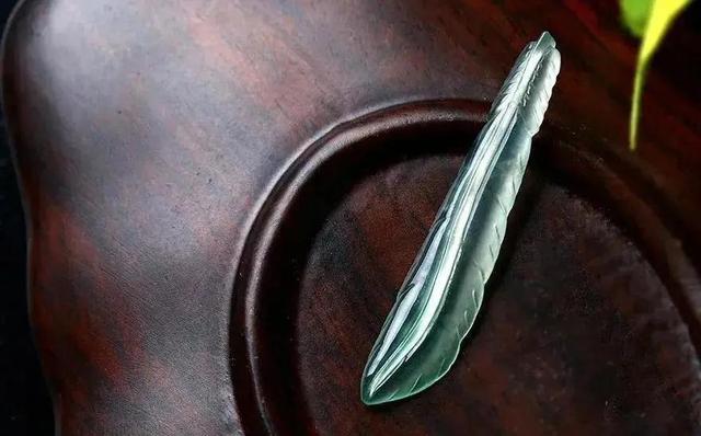 翡翠手镯太阳晒了很烫太阳手镯和大地手镯-第12张图片-翡翠网 翡翠手镯太阳晒了很烫太阳手镯和大地手镯-第12张图片-翡翠网