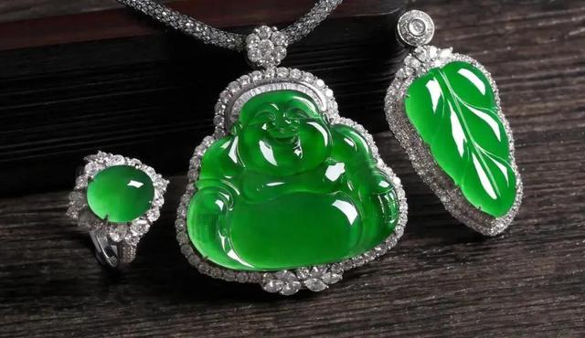 翡翠手镯太阳晒了很烫太阳手镯和大地手镯-第13张图片-翡翠网 翡翠手镯太阳晒了很烫太阳手镯和大地手镯-第13张图片-翡翠网