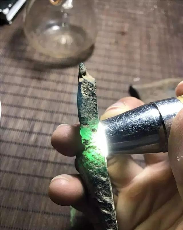 翡翠湖水蓝原石蓝色的翡翠是真的吗-第3张图片-翡翠网 翡翠湖水蓝原石蓝色的翡翠是真的吗-第3张图片-翡翠网