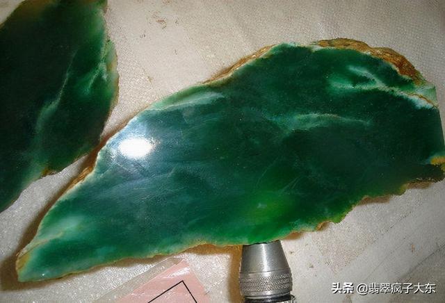 500元料切出天价翡翠,天价极品翡翠原石视频-第8张图片-翡翠网 500元料切出天价翡翠,天价极品翡翠原石视频-第8张图片-翡翠网