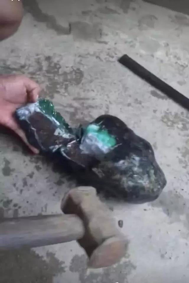 夜市400元翡翠原石图的简单介绍-第2张图片-翡翠网 夜市400元翡翠原石图的简单介绍-第2张图片-翡翠网